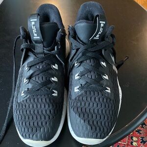 Nike Lebron Witness 5 basketball shoes size 8